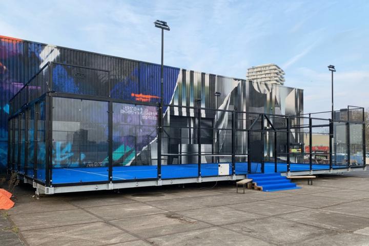 Mobile padel courts