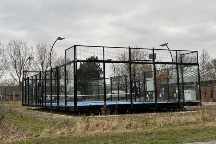 Mobile padel courts